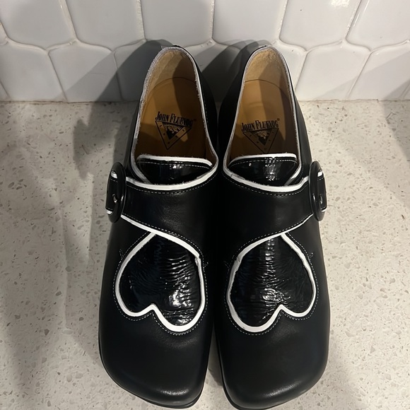 NWOB John Fluevog Tori heart black Choice Buckle Shoe - Picture 4 of 6